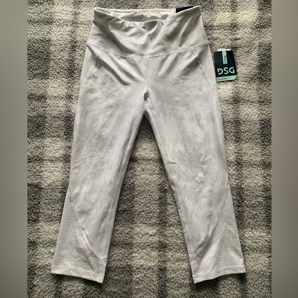 NWT DSG High Rise Capri Leggings